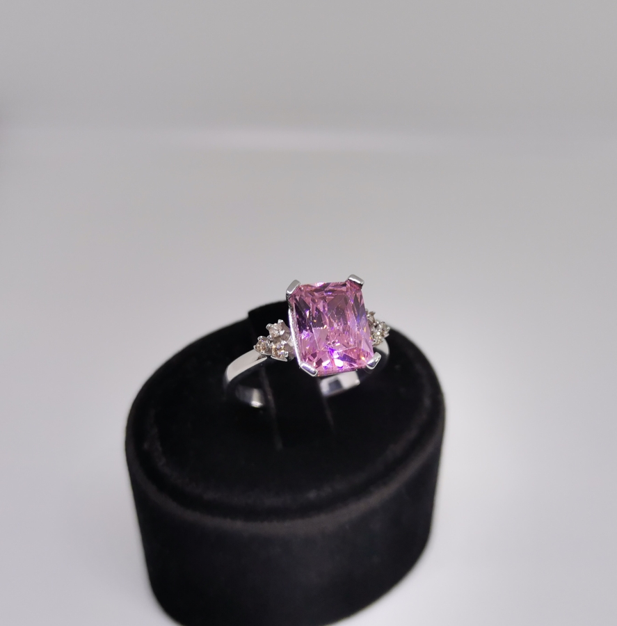 PEMBE KUVARZ VE PIRLANTA TAŞLI BAGET YÜZÜK