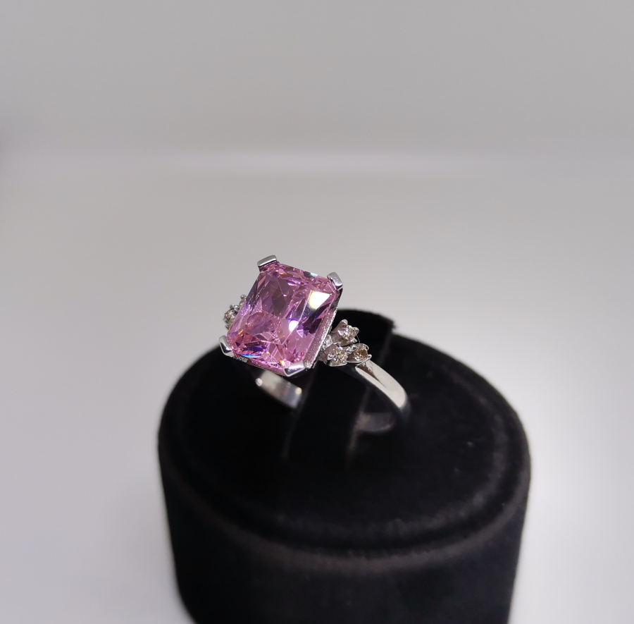 PEMBE KUVARZ VE PIRLANTA TAŞLI BAGET YÜZÜK