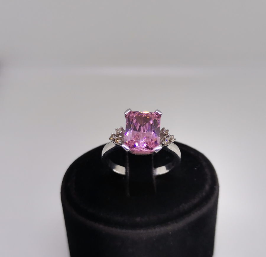 PEMBE KUVARZ VE PIRLANTA TAŞLI BAGET YÜZÜK