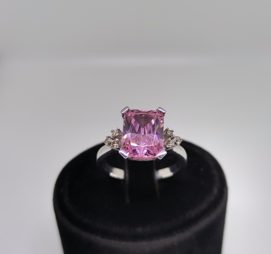 PEMBE KUVARZ VE PIRLANTA TAŞLI BAGET YÜZÜK