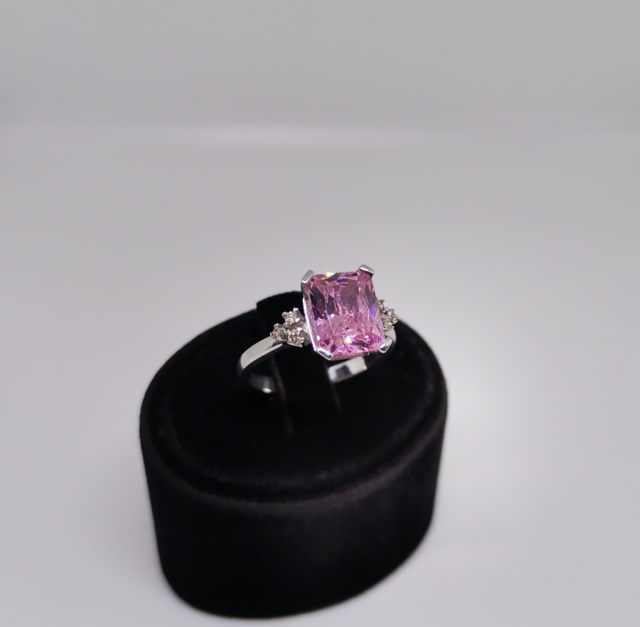 PEMBE KUVARZ VE PIRLANTA TAŞLI BAGET YÜZÜK