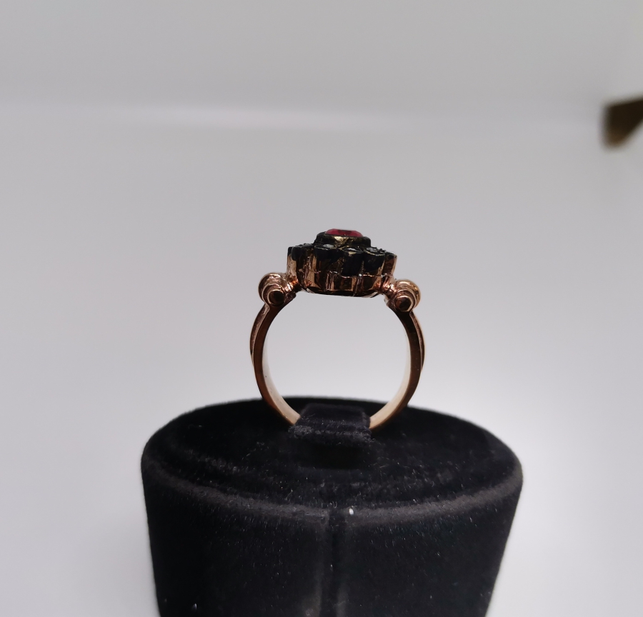 ELMAS VE YAKUT TAŞLI PAPATYA MODEL YÜZÜK