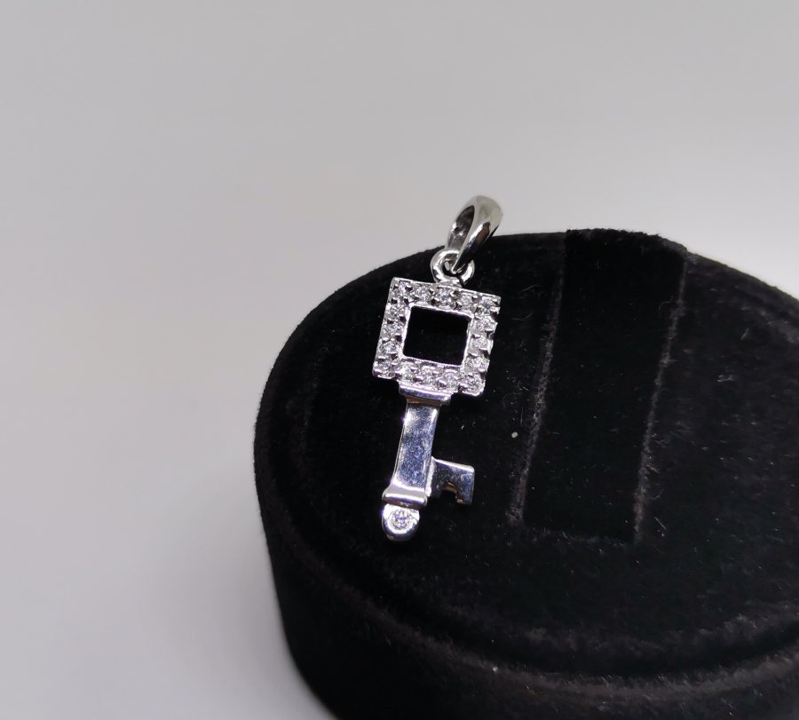 PIRLANTA TAŞLI ANAHTAR FORMLU KOLYE UCU