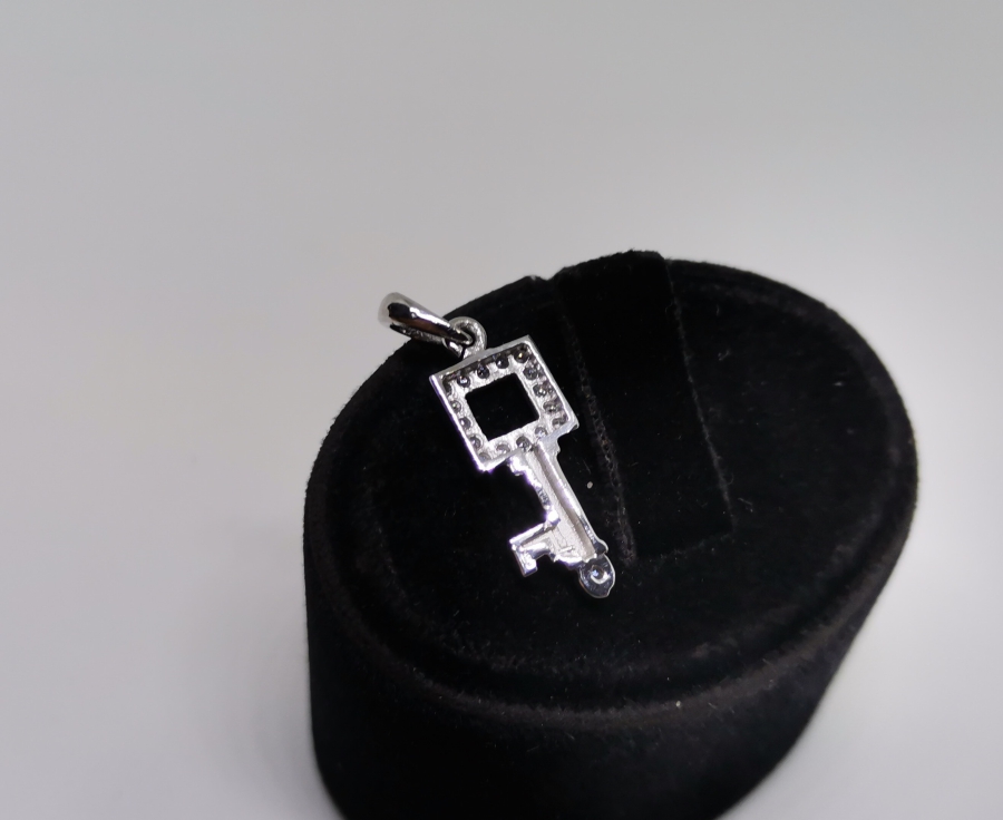 PIRLANTA TAŞLI ANAHTAR FORMLU KOLYE UCU