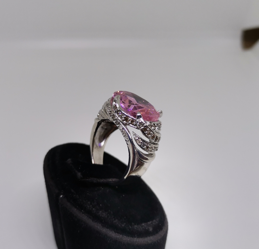 PEMBE KUVARZ VE PIRLANTA TAŞLI HÜRREM MODEL YÜZÜK