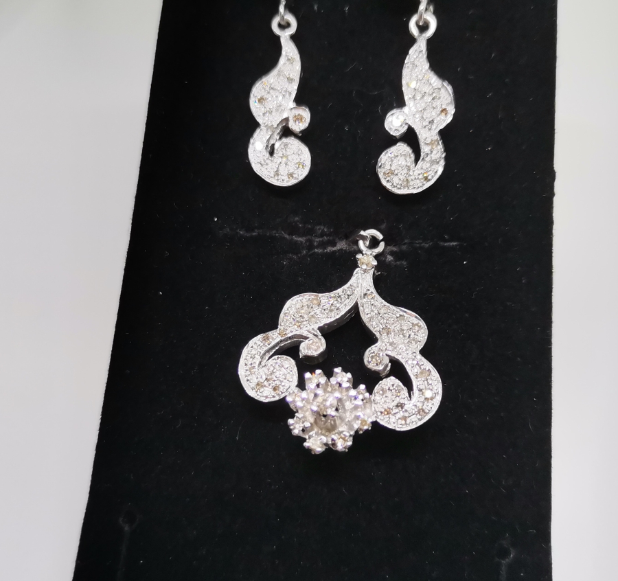 PIRLANTA TAŞLARLA SÜSLÜ SALKIM MODEL KOLYE KÜPE TAKIMI