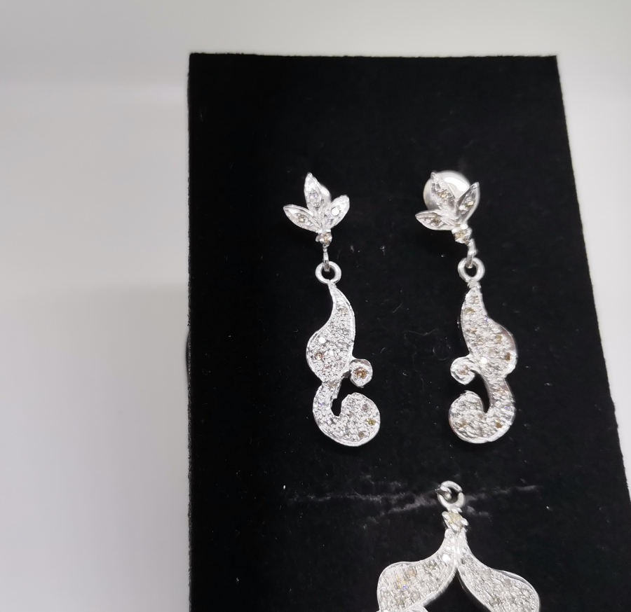 PIRLANTA TAŞLARLA SÜSLÜ SALKIM MODEL KOLYE KÜPE TAKIMI