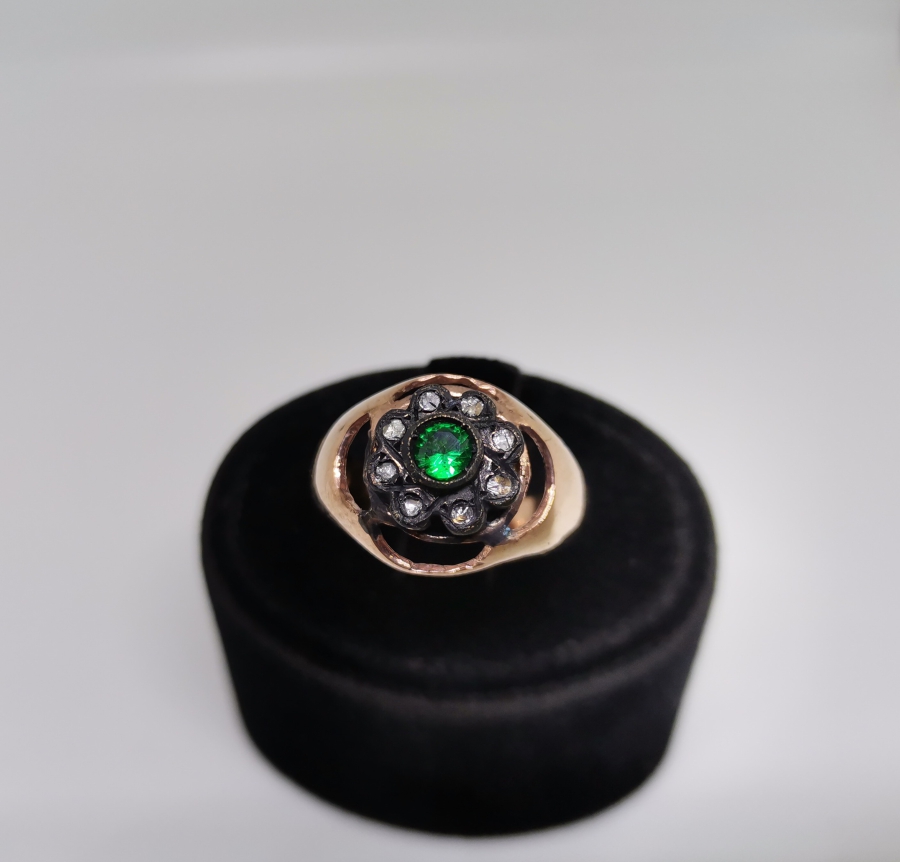 ZÜMRÜT VE ELMAS TAŞLI PAPATYA MODEL YÜZÜK