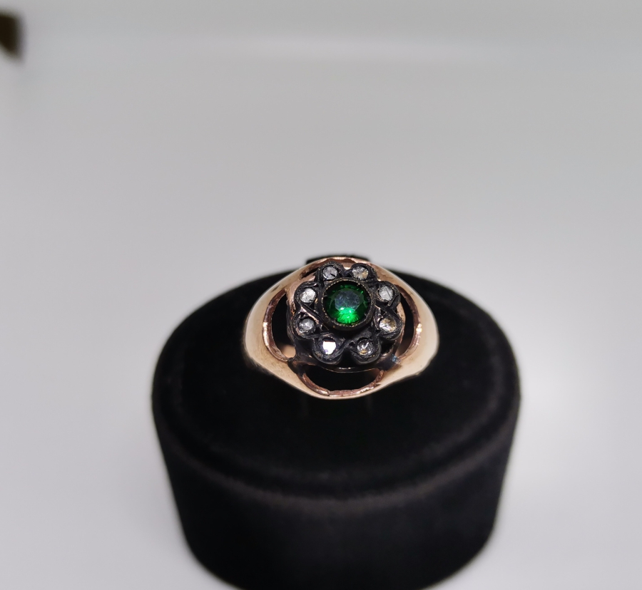 ZÜMRÜT VE ELMAS TAŞLI PAPATYA MODEL YÜZÜK