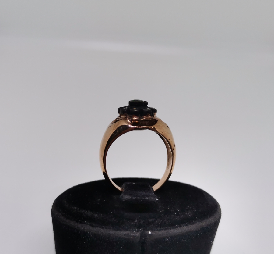 ZÜMRÜT VE ELMAS TAŞLI PAPATYA MODEL YÜZÜK