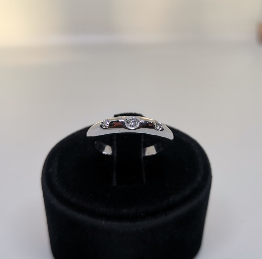 ÜÇ TAŞ MODELİ PIRLANTA TAŞLI YÜZÜK