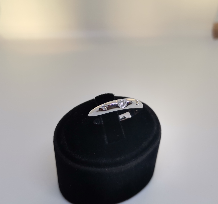 ÜÇ TAŞ MODELİ PIRLANTA TAŞLI YÜZÜK