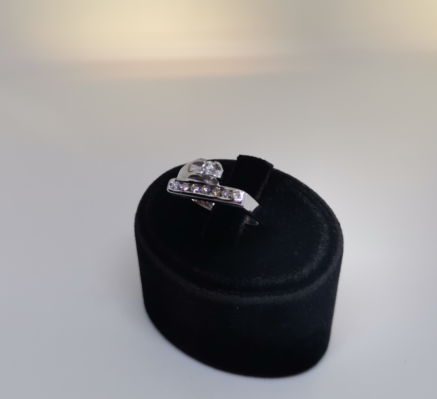 PIRLANTA TAŞLI YEDİ TAŞ MODEL YÜZÜK