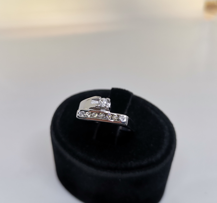 PIRLANTA TAŞLI YEDİ TAŞ MODEL YÜZÜK