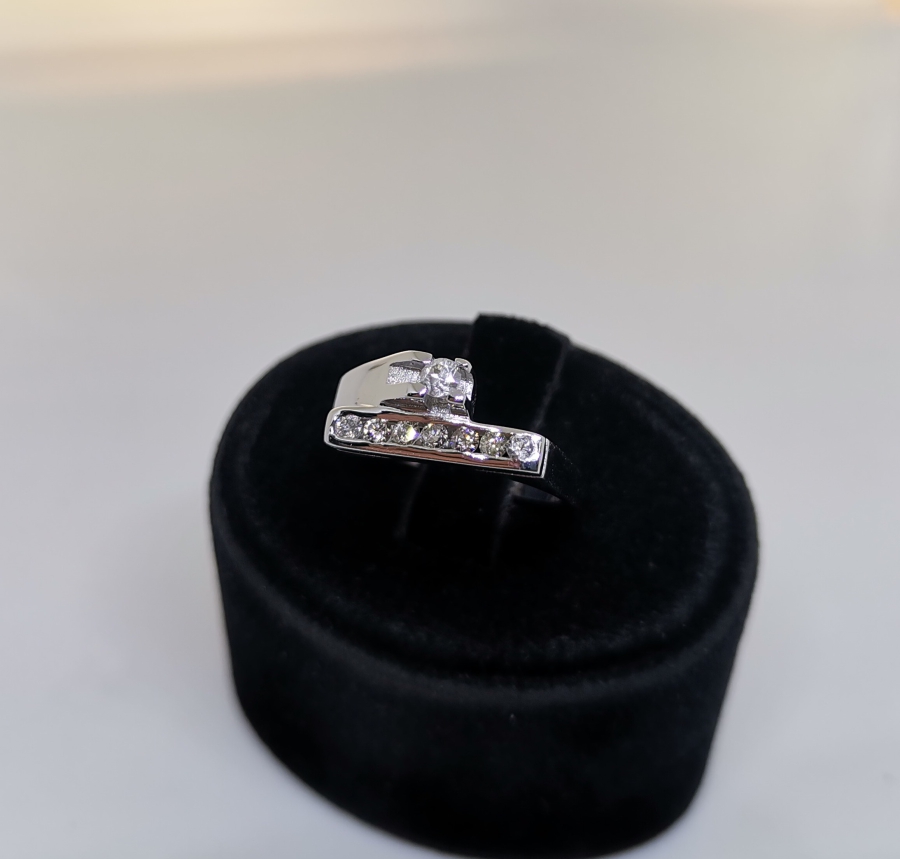 PIRLANTA TAŞLI YEDİ TAŞ MODEL YÜZÜK