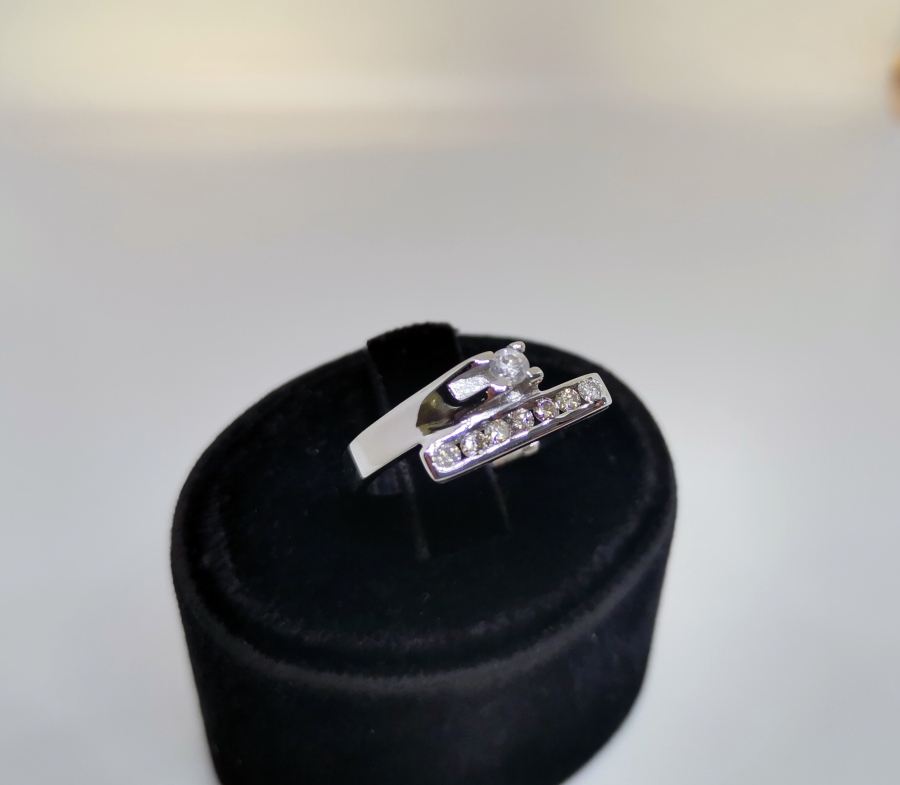 PIRLANTA TAŞLI YEDİ TAŞ MODEL YÜZÜK