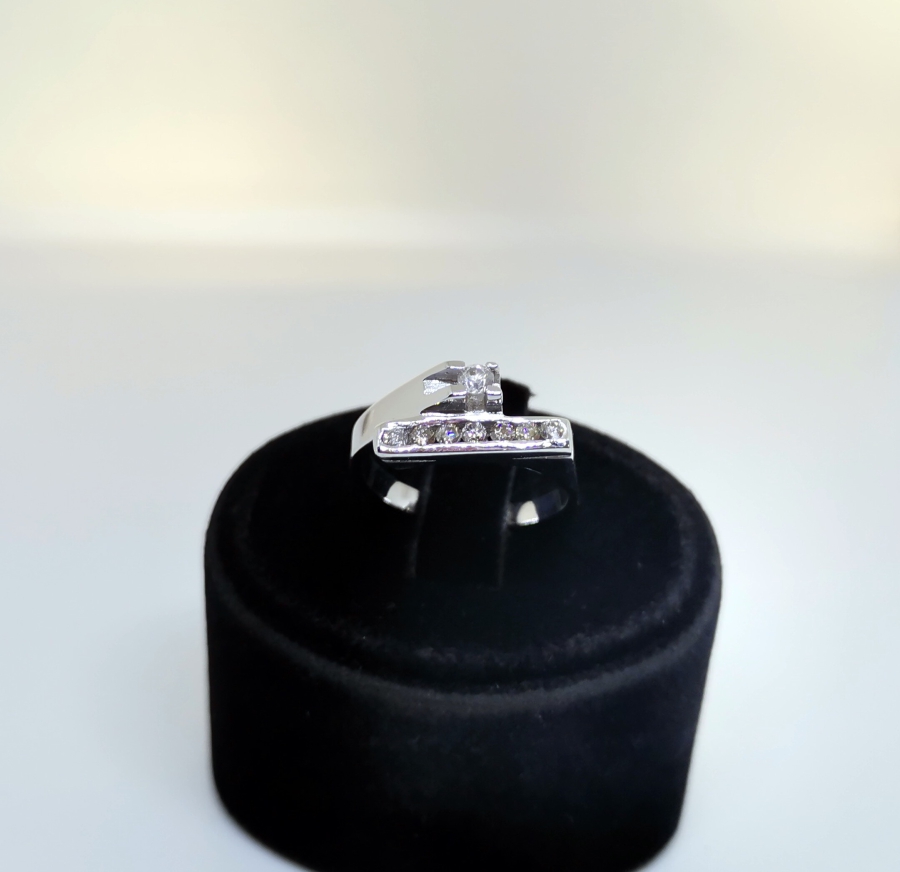 PIRLANTA TAŞLI YEDİ TAŞ MODEL YÜZÜK