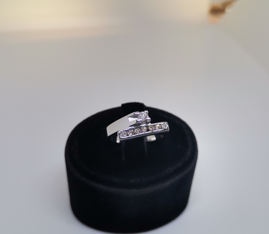 PIRLANTA TAŞLI YEDİ TAŞ MODEL YÜZÜK