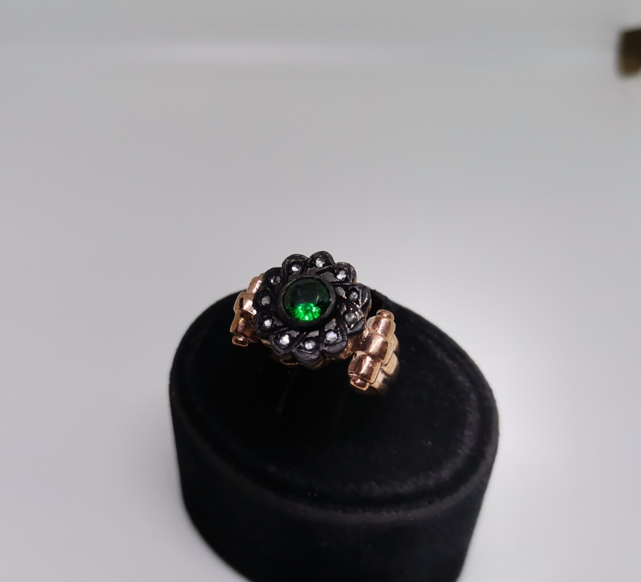 ZÜMRÜT VE ELMAS TAŞLI ÇARKIFELEK MODEL YÜZÜK