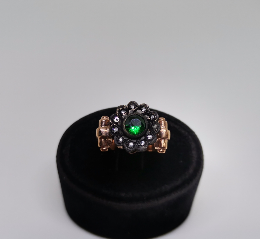 ZÜMRÜT VE ELMAS TAŞLI ÇARKIFELEK MODEL YÜZÜK