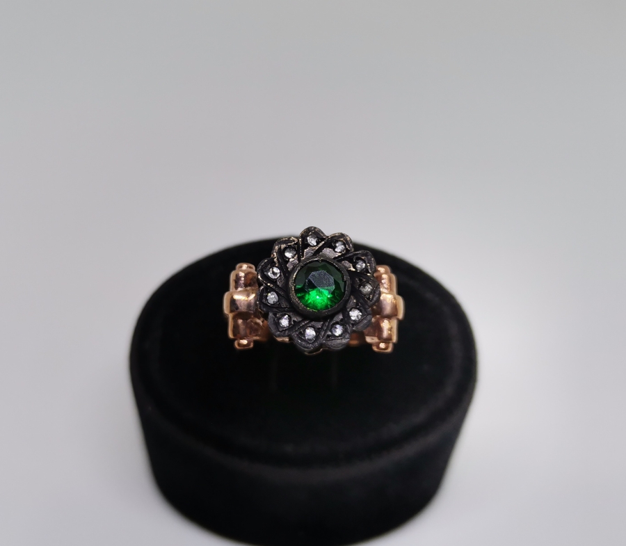 ZÜMRÜT VE ELMAS TAŞLI ÇARKIFELEK MODEL YÜZÜK