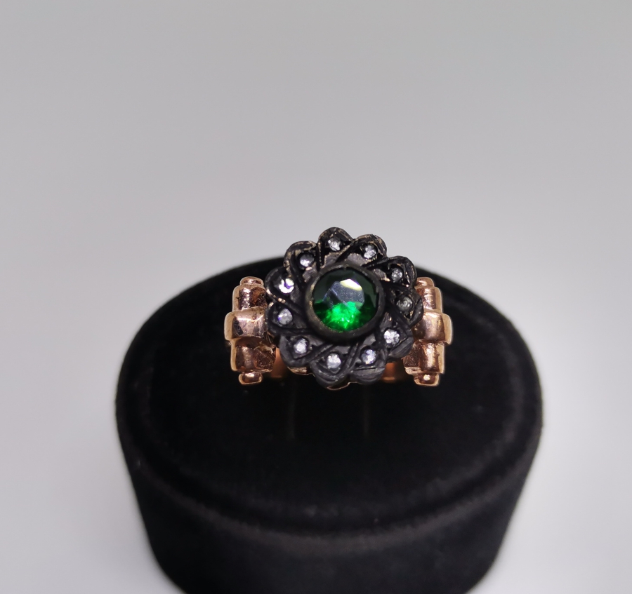 ZÜMRÜT VE ELMAS TAŞLI ÇARKIFELEK MODEL YÜZÜK