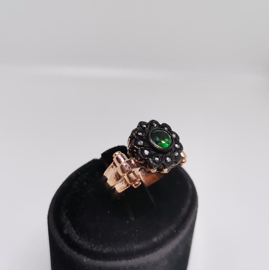 ZÜMRÜT VE ELMAS TAŞLI ÇARKIFELEK MODEL YÜZÜK