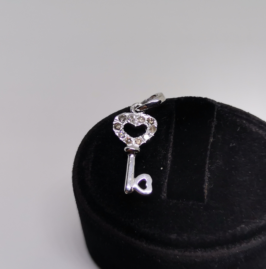 ANAHTAR FORMLU PIRLANTA TAŞLI KOLYE UCU