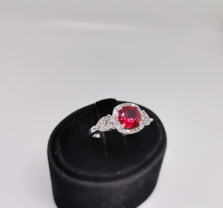 YAKUT VE PIRLANTA TAŞLI OVAL MODEL YÜZÜK