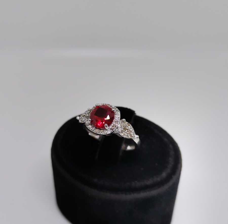 YAKUT VE PIRLANTA TAŞLI OVAL MODEL YÜZÜK