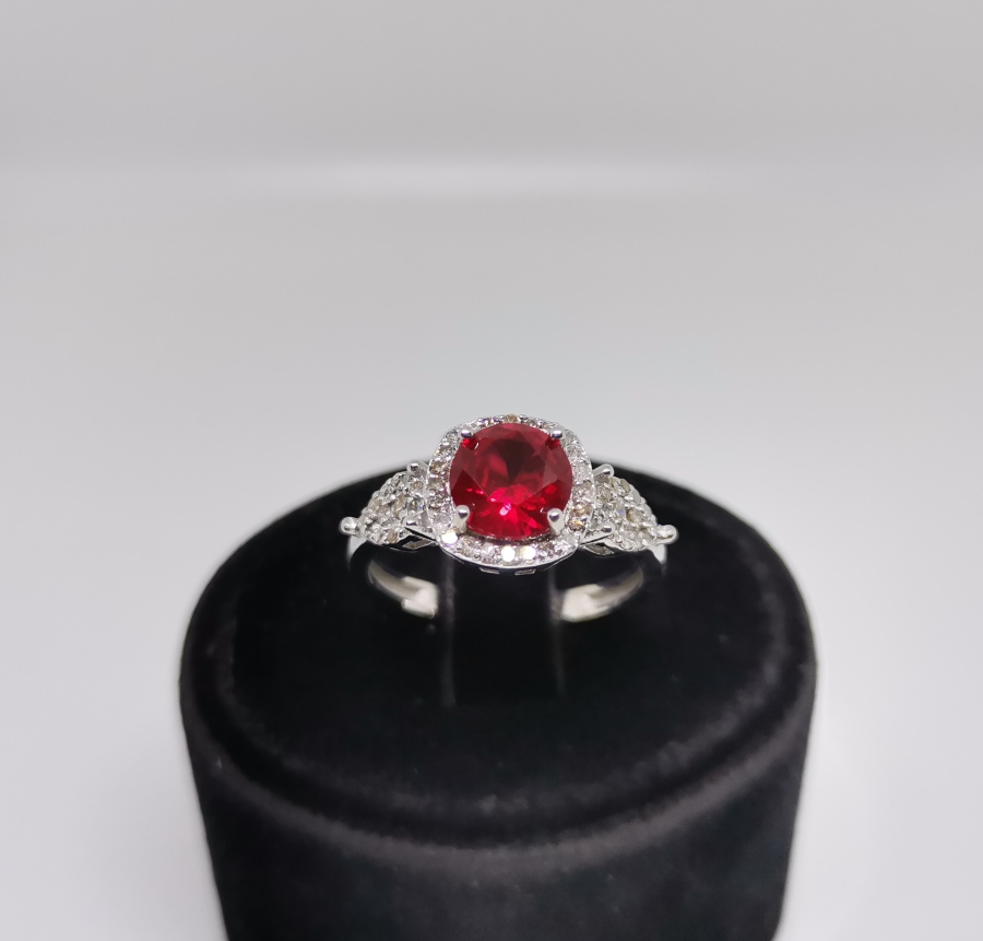 YAKUT VE PIRLANTA TAŞLI OVAL MODEL YÜZÜK