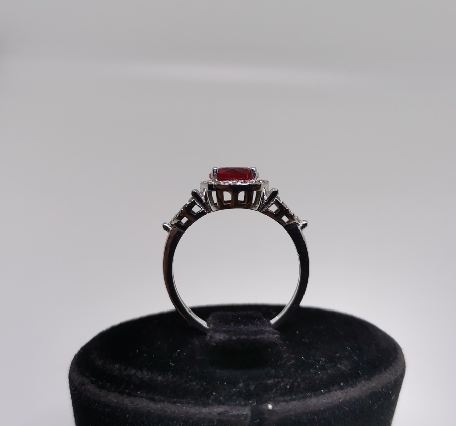 YAKUT VE PIRLANTA TAŞLI OVAL MODEL YÜZÜK