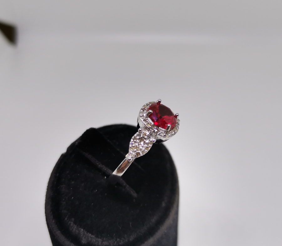 YAKUT VE PIRLANTA TAŞLI OVAL MODEL YÜZÜK