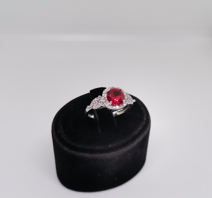 YAKUT VE PIRLANTA TAŞLI OVAL MODEL YÜZÜK