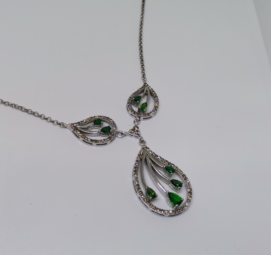 ZÜMRÜT VE PIRLANTA TAŞLI ÖZEL DİZAYN KOLYE