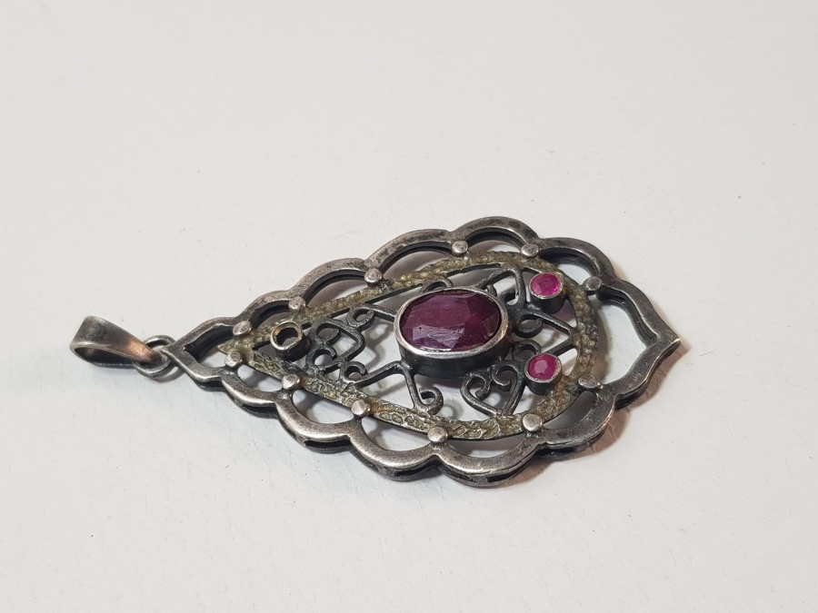 YAKUT TAŞLARLA SÜSLÜ GÜMÜŞ KOLYE UCU