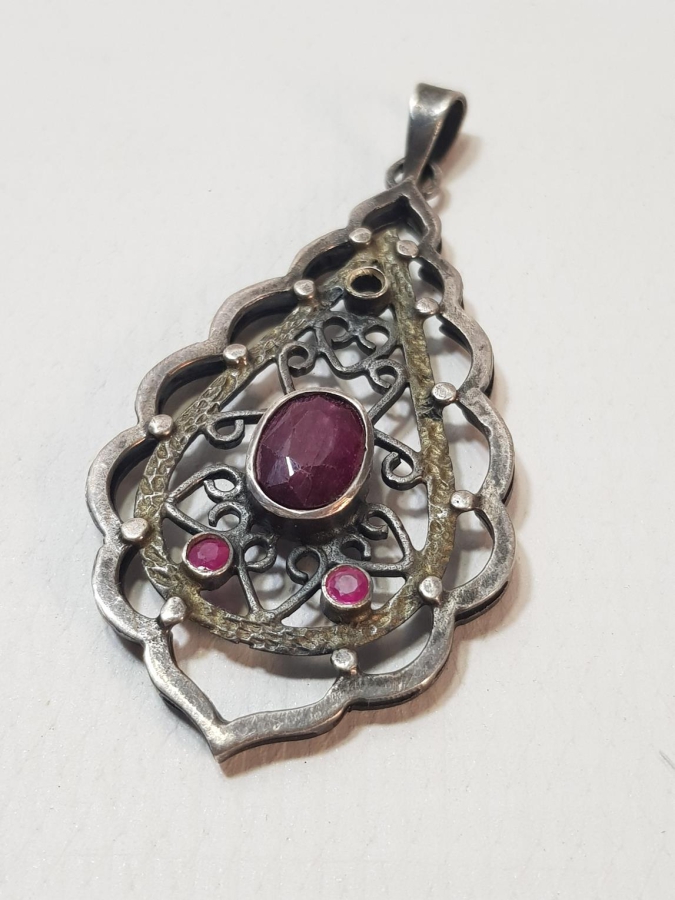 YAKUT TAŞLARLA SÜSLÜ GÜMÜŞ KOLYE UCU