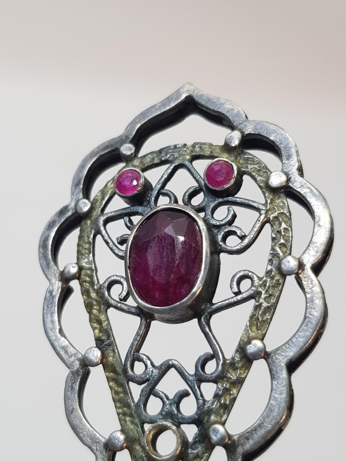 YAKUT TAŞLARLA SÜSLÜ GÜMÜŞ KOLYE UCU