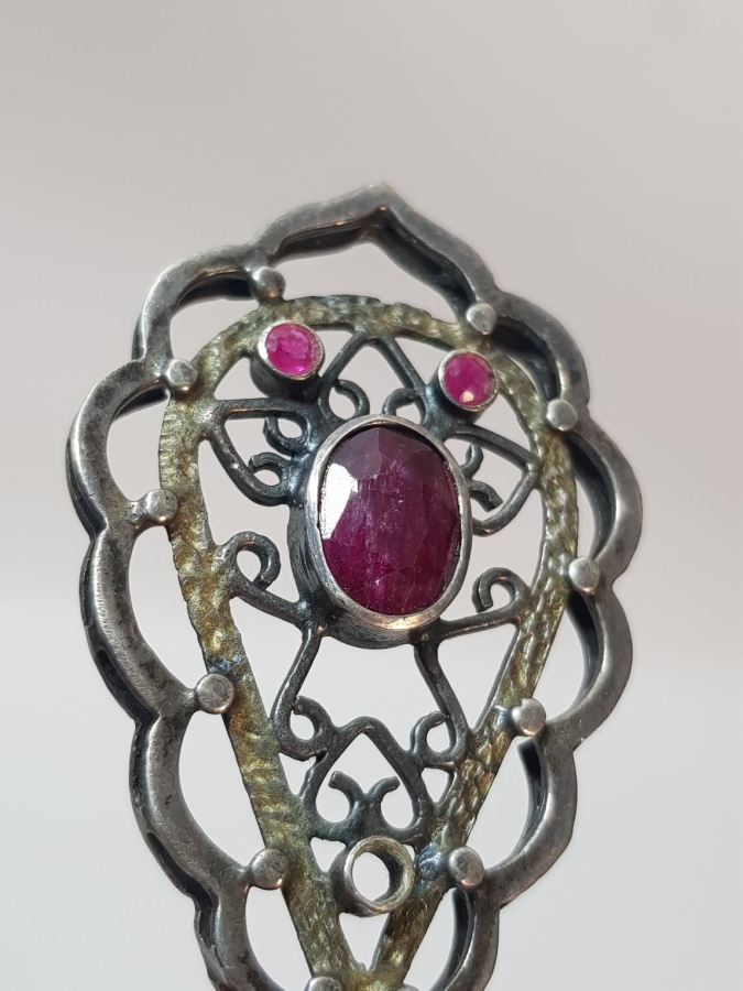 YAKUT TAŞLARLA SÜSLÜ GÜMÜŞ KOLYE UCU