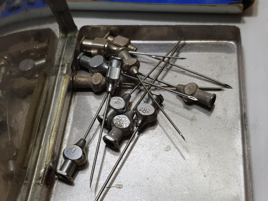 1. DÜNYA SAVAŞI DÖNEMİ YÜKSEK KONDİSYONDA ÇOK NADİR OSMANLICA ÜSTUNÇU ASKERİYE YAZILI ENJEKTÖR KUTUSU