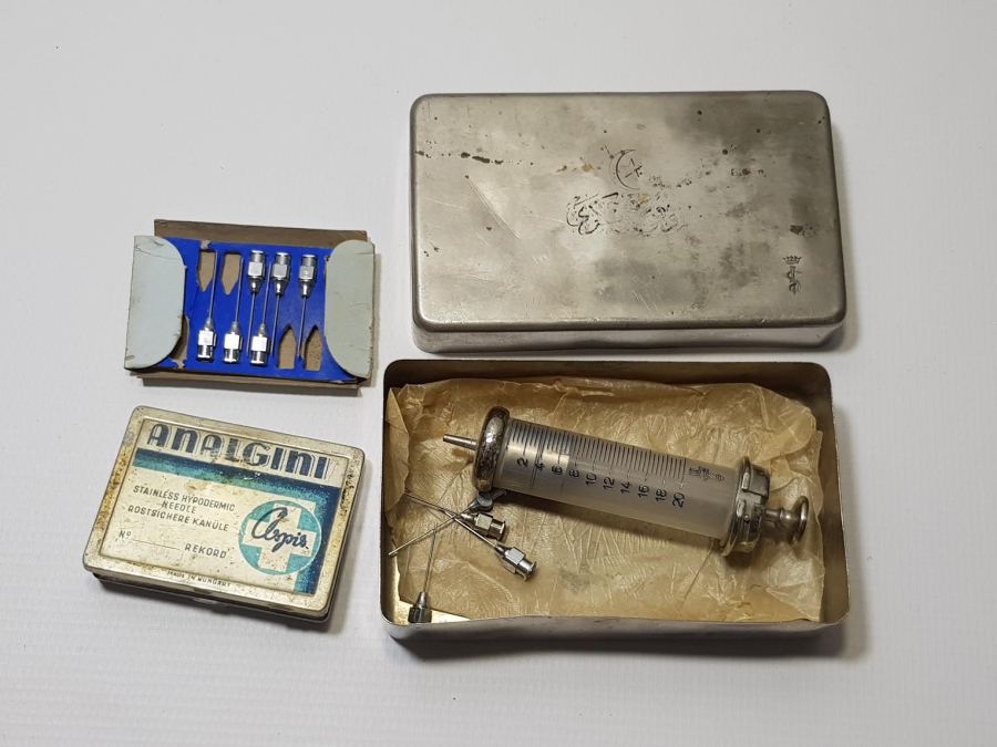 1. DÜNYA SAVAŞI DÖNEMİ YÜKSEK KONDİSYONDA ÇOK NADİR OSMANLICA ÜSTUNÇU ASKERİYE YAZILI ENJEKTÖR KUTUSU