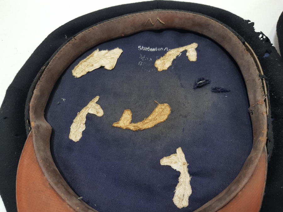 OSMANLI DÖNEMİ ORİJİNAL KUTUSUNDA SIRMA İŞÇİLİKLİ ÖĞRENCİ ŞAPKALARI