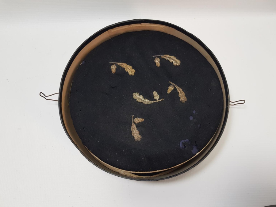 OSMANLI DÖNEMİ ORİJİNAL KUTUSUNDA SIRMA İŞÇİLİKLİ ÖĞRENCİ ŞAPKALARI