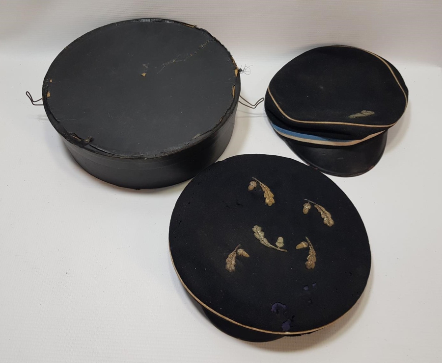 OSMANLI DÖNEMİ ORİJİNAL KUTUSUNDA SIRMA İŞÇİLİKLİ ÖĞRENCİ ŞAPKALARI