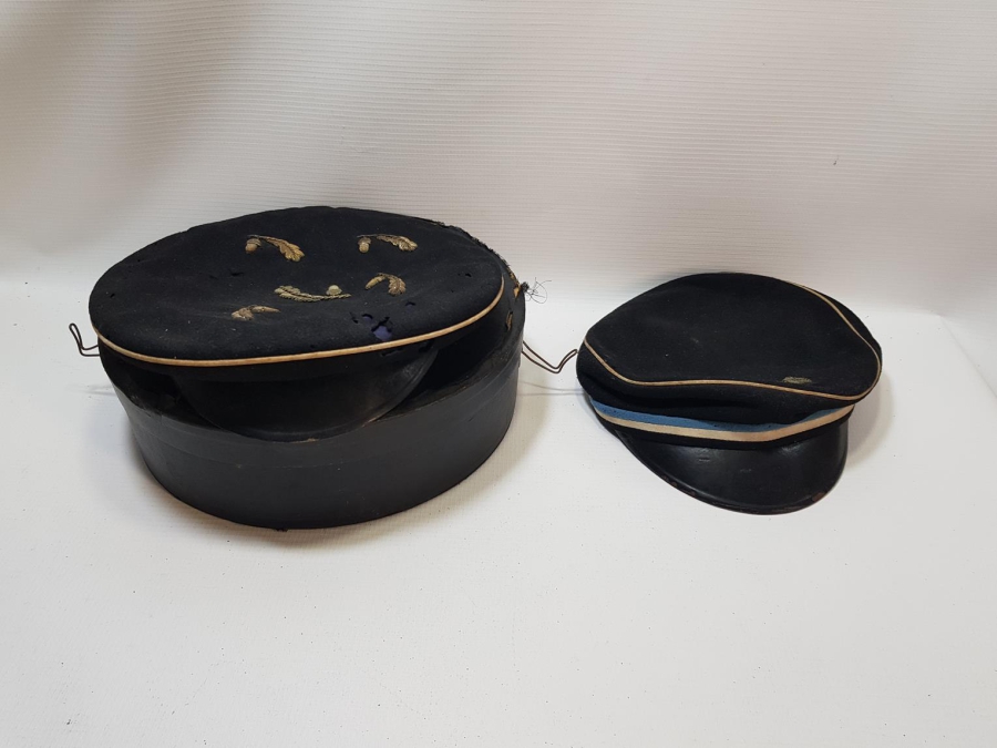 OSMANLI DÖNEMİ ORİJİNAL KUTUSUNDA SIRMA İŞÇİLİKLİ ÖĞRENCİ ŞAPKALARI