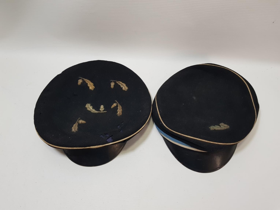 OSMANLI DÖNEMİ ORİJİNAL KUTUSUNDA SIRMA İŞÇİLİKLİ ÖĞRENCİ ŞAPKALARI