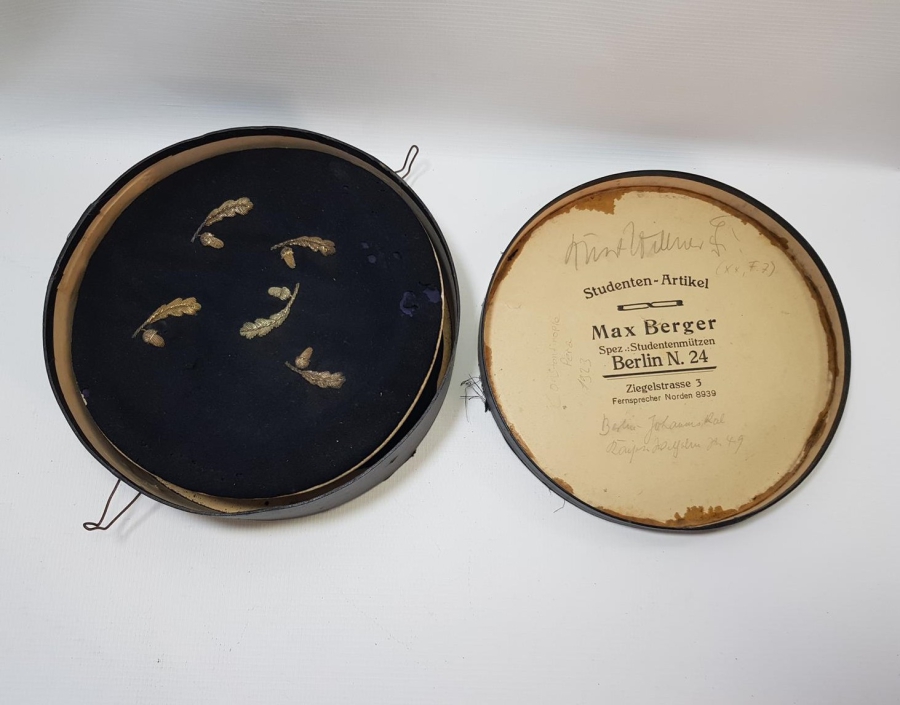 OSMANLI DÖNEMİ ORİJİNAL KUTUSUNDA SIRMA İŞÇİLİKLİ ÖĞRENCİ ŞAPKALARI