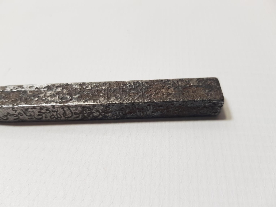 ÜZERİ KOMPLE YAZILI KABE ÇİVİSİ