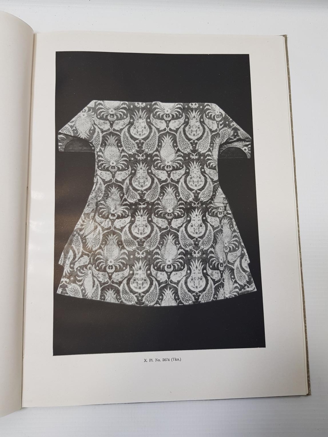 1946 TÜRK KUMAŞ VE KADİFELERİ KİTABI