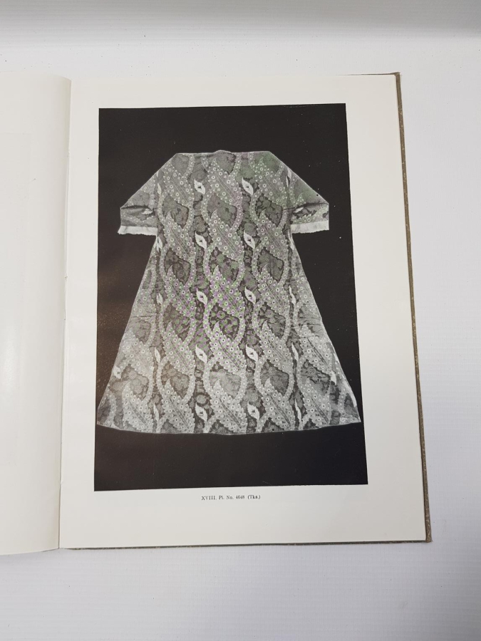 1946 TÜRK KUMAŞ VE KADİFELERİ KİTABI